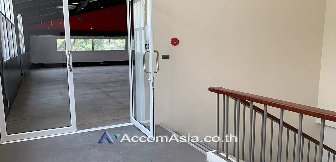  1  Retail / Showroom For Rent in Sukhumvit ,Bangkok BTS Phrom Phong at Trail and tail AA31042