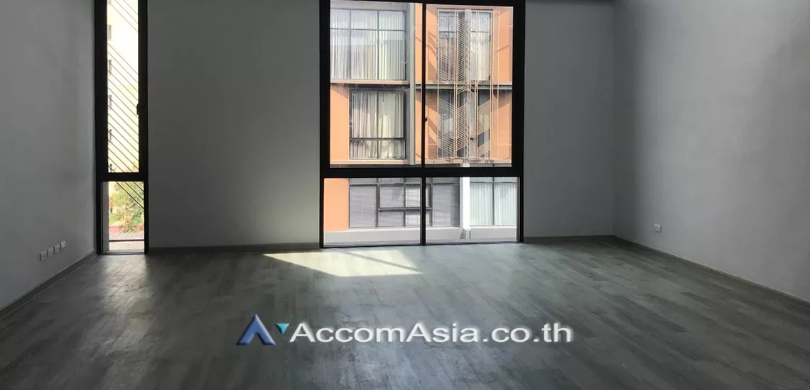  4 Bedrooms  Townhouse For Rent & Sale in Pattanakarn, Bangkok  near BTS On Nut (AA31043)