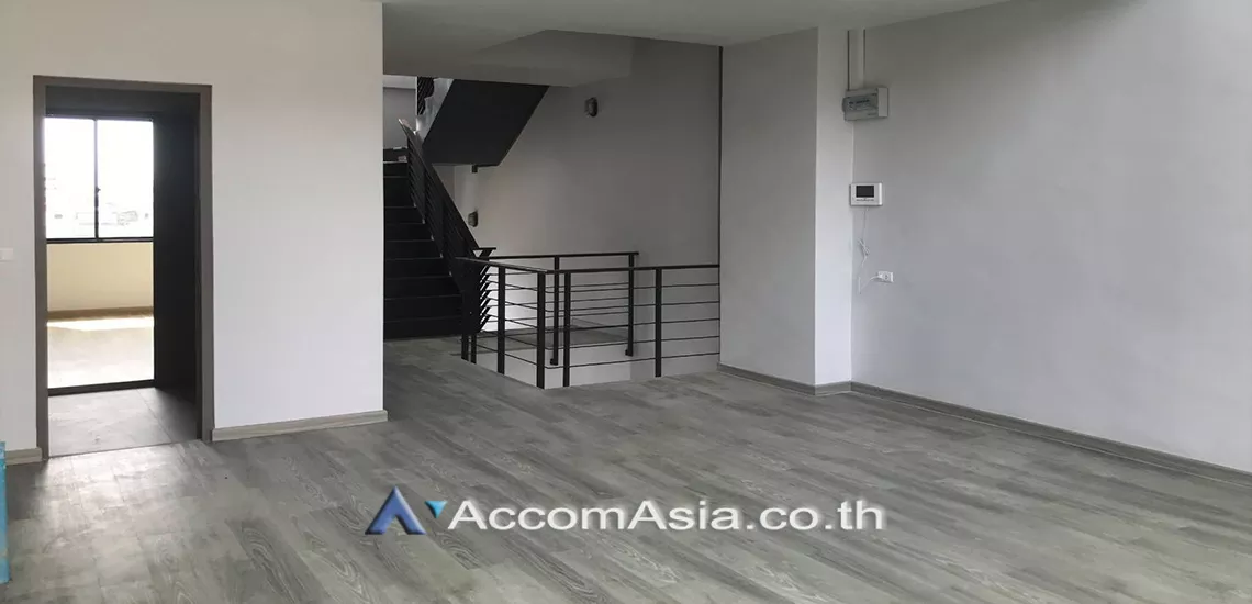  4 Bedrooms  Townhouse For Rent & Sale in Pattanakarn, Bangkok  near BTS On Nut (AA31043)