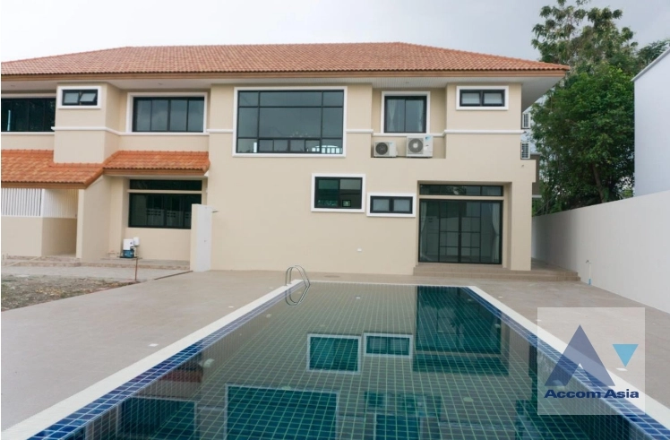 Private Swimming Pool |  5 Bedrooms  House For Rent in Pattanakarn, Bangkok  near BTS On Nut (AA31053)