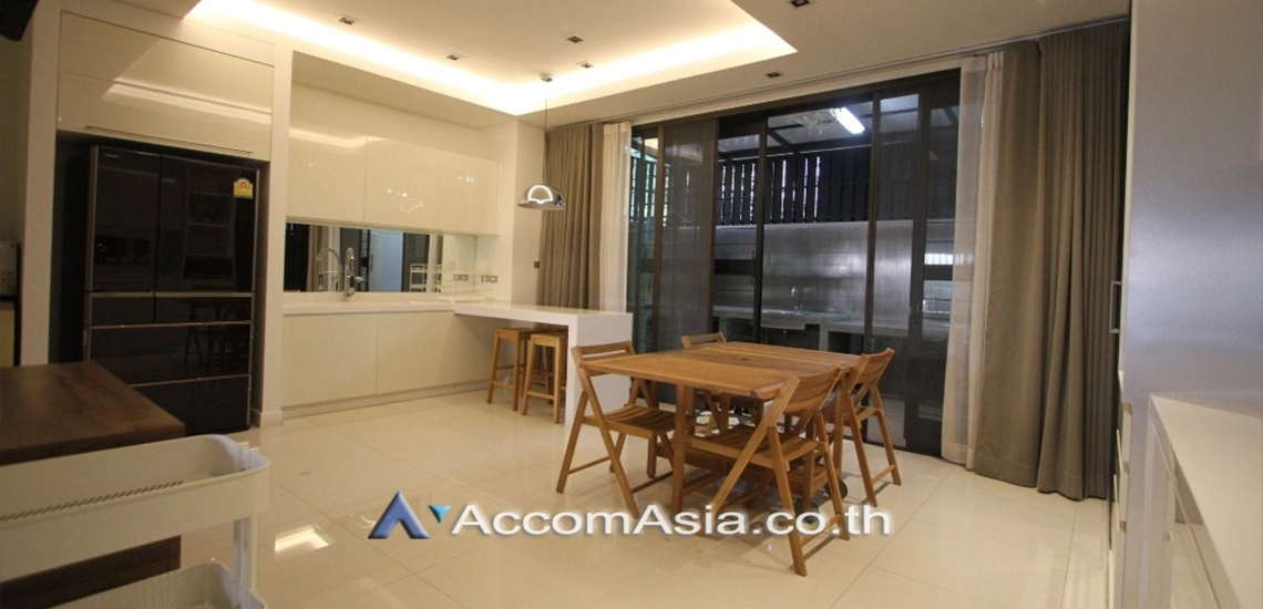  3 Bedrooms  Townhouse For Rent & Sale in Sukhumvit, Bangkok  near BTS Ekkamai (AA31058)