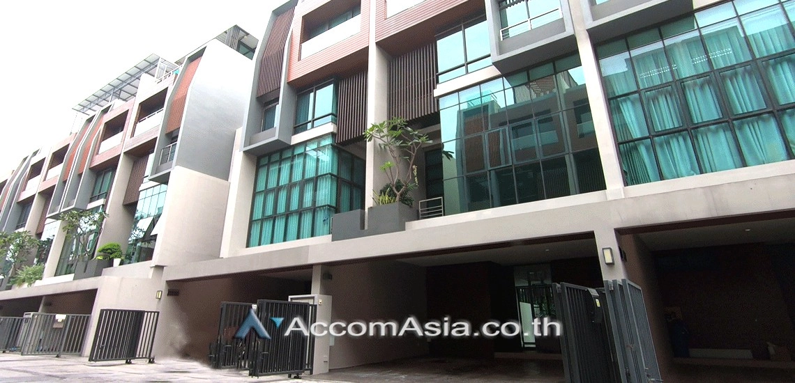 unit 3 Bedrooms  Townhouse For Rent & Sale in Sukhumvit, Bangkok  near BTS Ekkamai (AA31059)