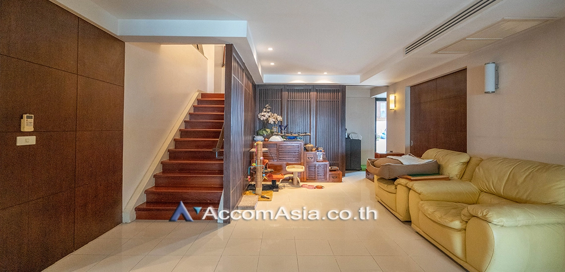  1  4 br Condominium For Sale in Pattanakarn ,Bangkok BTS On Nut at Royal Castle Pattanakarn AA31062