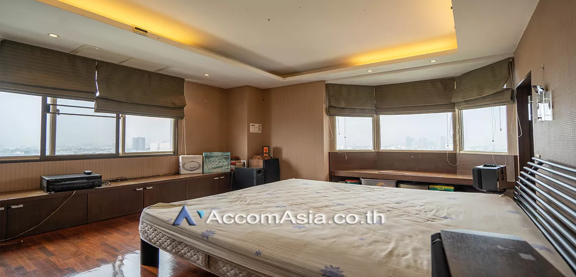9  4 br Condominium For Sale in Pattanakarn ,Bangkok BTS On Nut at Royal Castle Pattanakarn AA31062