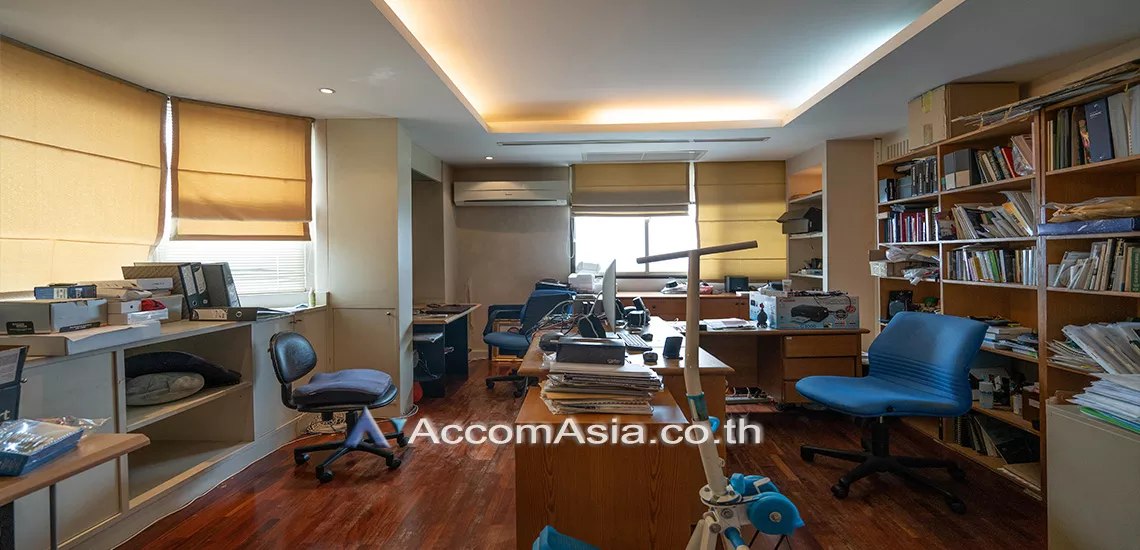 11  4 br Condominium For Sale in Pattanakarn ,Bangkok BTS On Nut at Royal Castle Pattanakarn AA31062