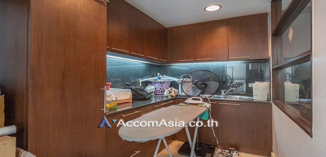 13  4 br Condominium For Sale in Pattanakarn ,Bangkok BTS On Nut at Royal Castle Pattanakarn AA31062