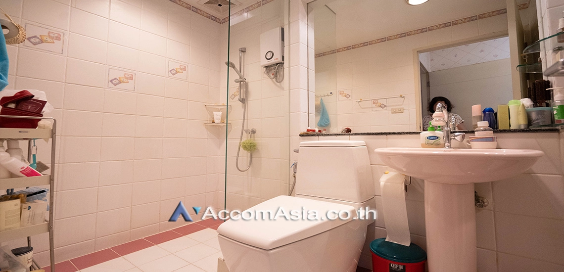 22  4 br Condominium For Sale in Pattanakarn ,Bangkok BTS On Nut at Royal Castle Pattanakarn AA31062
