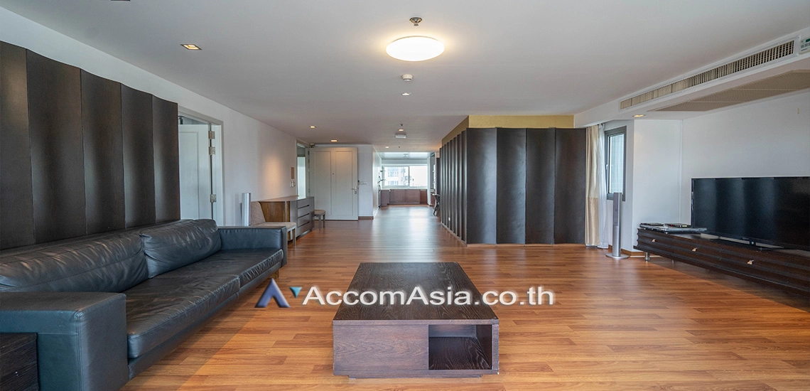 unitSpacious wooden-floored apartment with city views (AA31090)