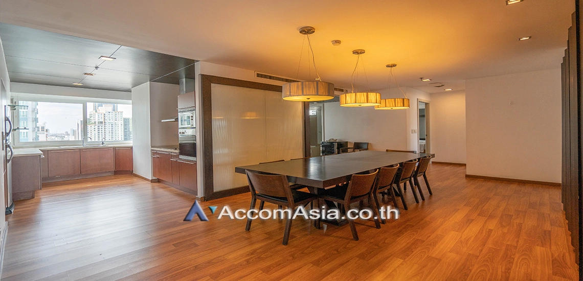 unitSpacious wooden-floored apartment with city views (AA31090)