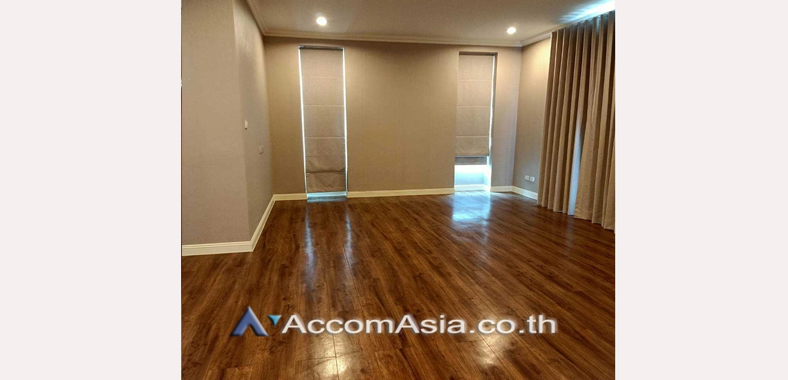  4 Bedrooms  House For Rent in Ratchadapisek, Bangkok  near MRT Thailand Cultural Center (AA31116)