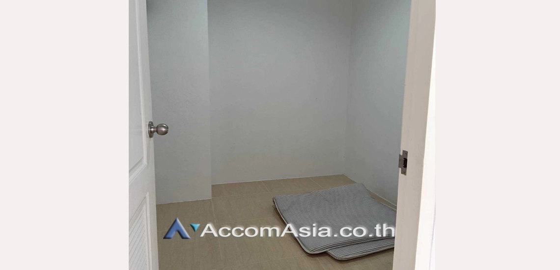 12  4 br House for rent and sale in Ratchadaphisek ,Bangkok MRT Thailand Cultural Center at Well maintain Compound AA31116