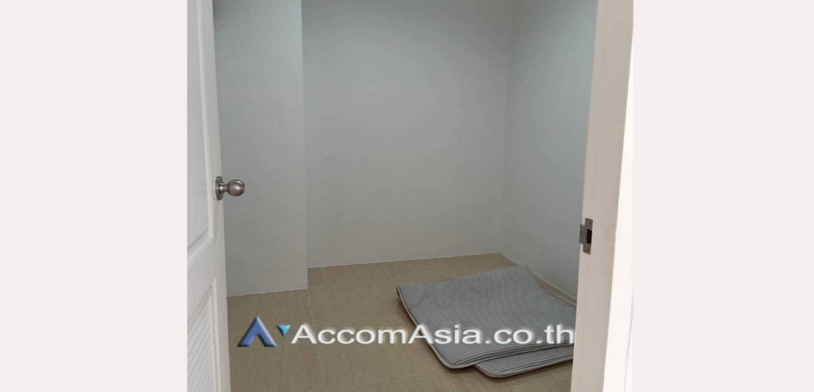 12  4 br House For Rent in Ratchadapisek ,Bangkok MRT Thailand Cultural Center at Well maintain Compound AA31116