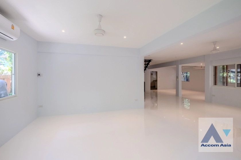 unit 5 Bedrooms  House For Rent in New Phetchaburi, Bangkok  (AA31157)