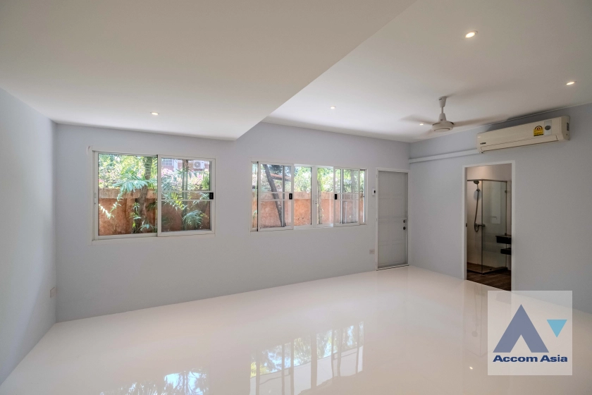 8  5 br House For Rent in New Phetchaburi ,Bangkok  at Thai Village AA31157