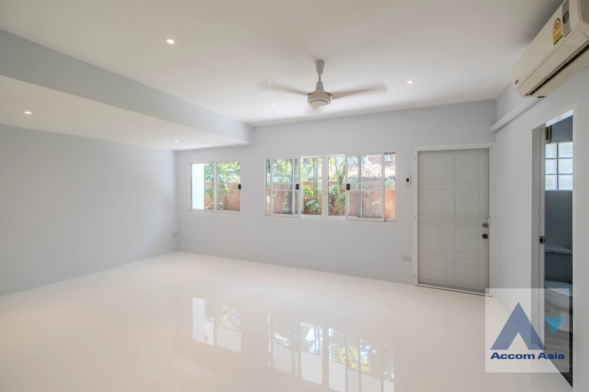 12  5 br House For Rent in New Phetchaburi ,Bangkok  at Thai Village AA31157