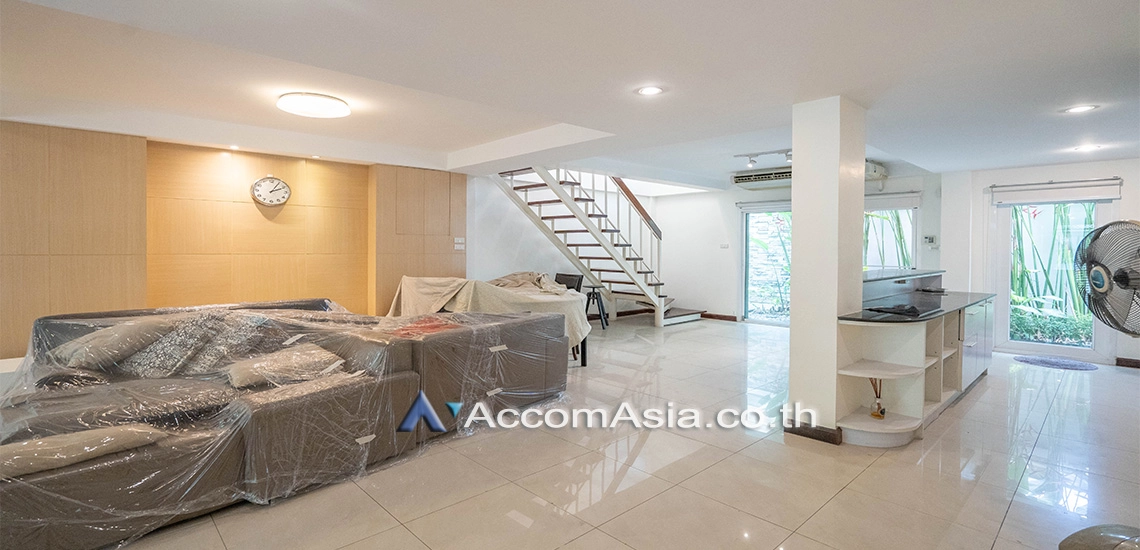 6  3 br House for rent and sale in Sukhumvit ,Bangkok BTS Ekkamai at Ekkamai Cozy House with swimming pool AA31173