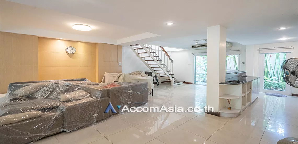 6  3 br House For Rent in Sukhumvit ,Bangkok BTS Thong Lo at Ekkamai Cozy House with swimming pool AA31173