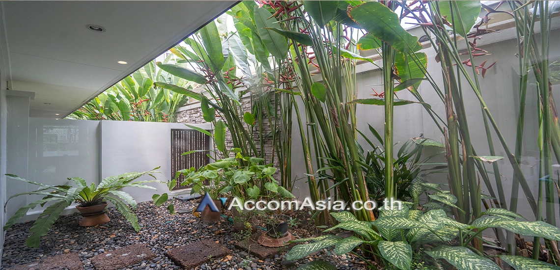 9  3 br House for rent and sale in Sukhumvit ,Bangkok BTS Ekkamai at Ekkamai Cozy House with swimming pool AA31173