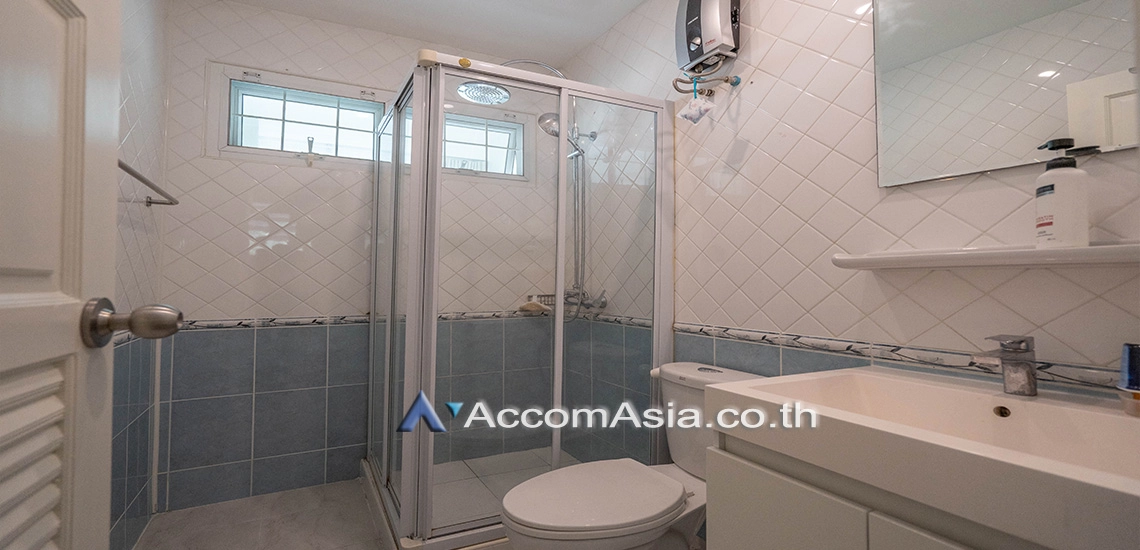 15  3 br House for rent and sale in Sukhumvit ,Bangkok BTS Ekkamai at Ekkamai Cozy House with swimming pool AA31173