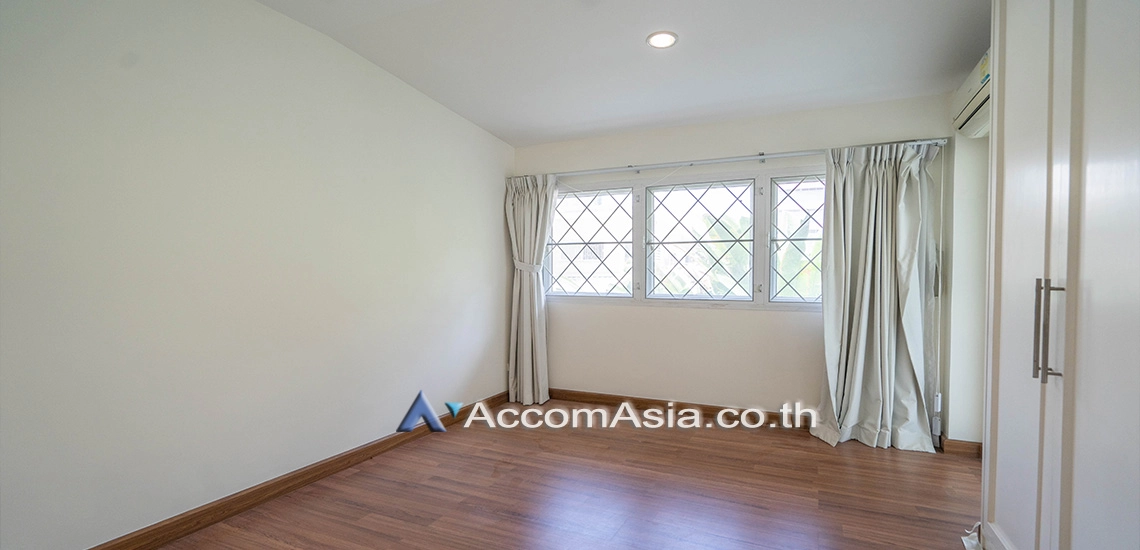 11  3 br House for rent and sale in Sukhumvit ,Bangkok BTS Ekkamai at Ekkamai Cozy House with swimming pool AA31173