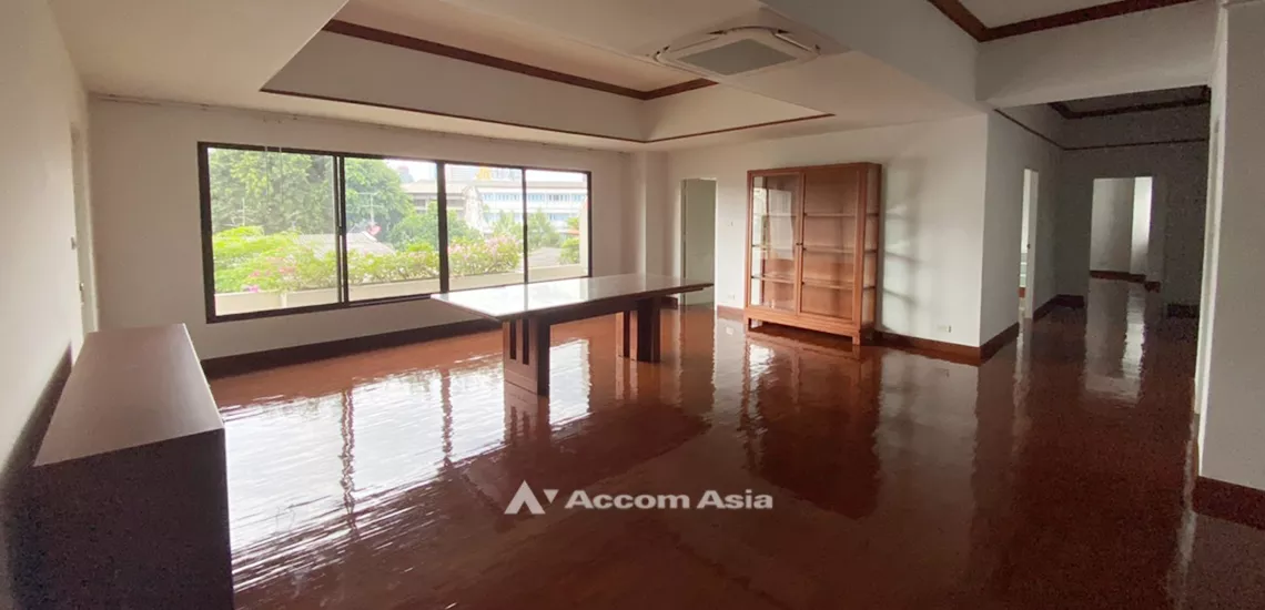  3 Bedrooms  Apartment For Rent in Sukhumvit, Bangkok  near BTS Ekkamai (AA31187)