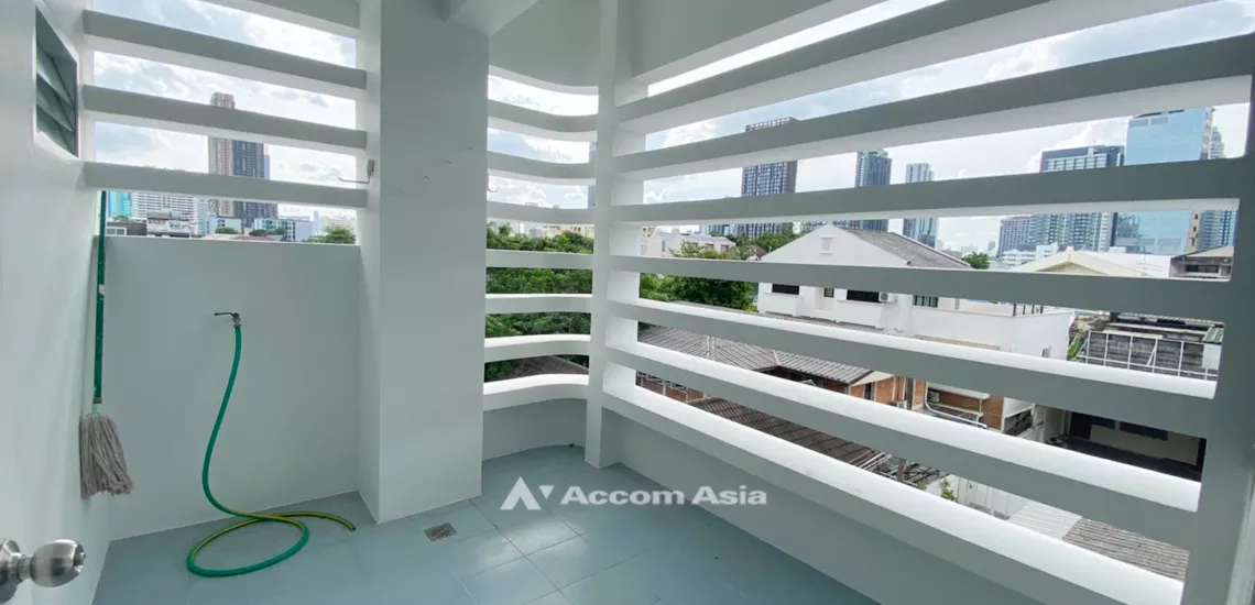 27  3 br Apartment For Rent in Sukhumvit ,Bangkok BTS Ekkamai at A peaceful location AA31187