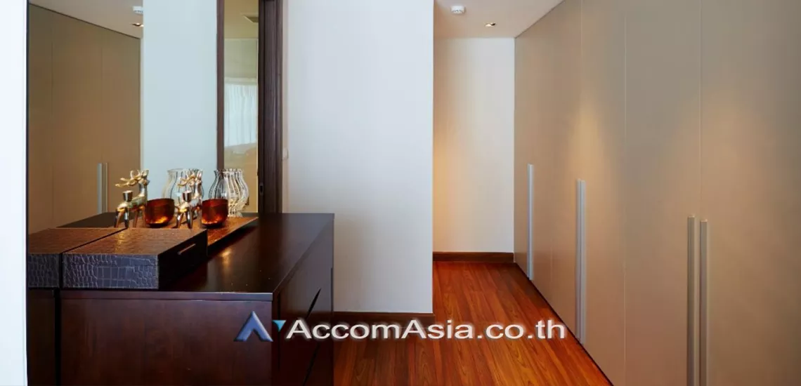  1 Bedroom  Apartment For Rent in Sukhumvit, Bangkok  near BTS Ekkamai (AA31195)