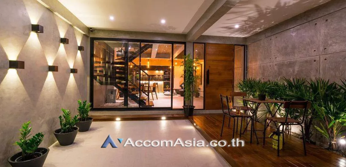Pet friendly |  3 Bedrooms  Townhouse For Rent in Sukhumvit, Bangkok  near BTS Thong Lo (AA31301)