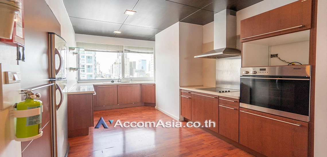 unitClassic-style apartment with elegant interiors and balcony view (AA31331)