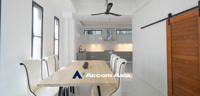 Home Office, Big Balcony townhouse for rent in Sukhumvit, Bangkok Code AA31361