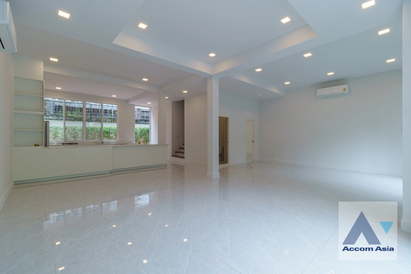unitPet friendly |  4 Bedrooms  Townhouse For Rent & Sale in Sukhumvit, Bangkok  (AA31712)