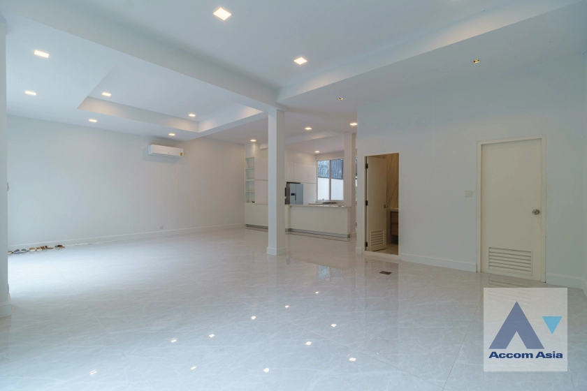 6  4 br Townhouse for rent and sale in Sukhumvit ,Bangkok  at House in garden compound with pool AA31712