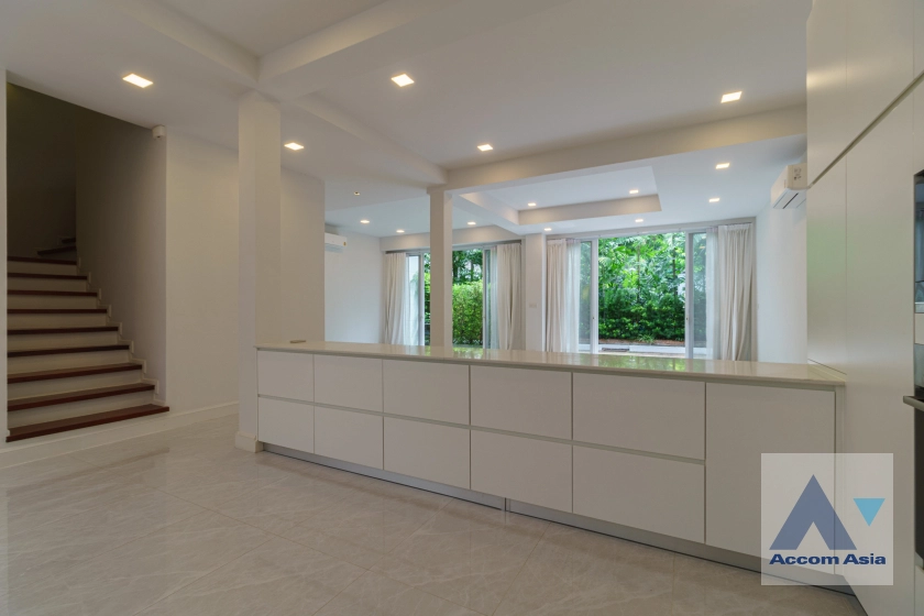9  4 br Townhouse for rent and sale in Sukhumvit ,Bangkok  at House in garden compound with pool AA31712