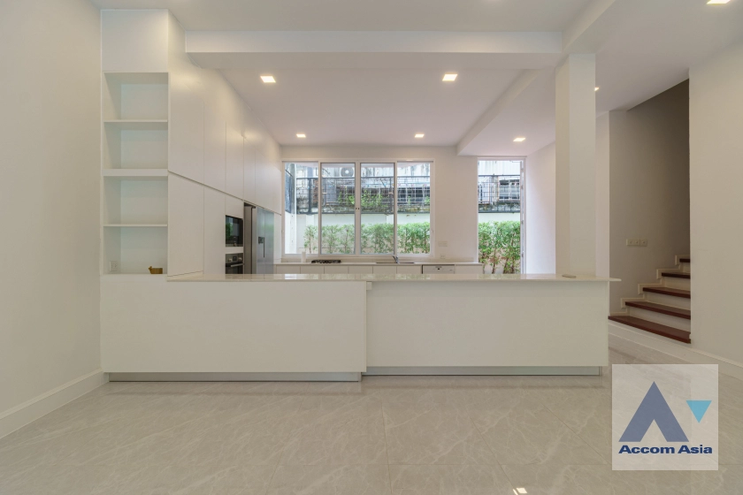 7  4 br Townhouse for rent and sale in Sukhumvit ,Bangkok  at House in garden compound with pool AA31712