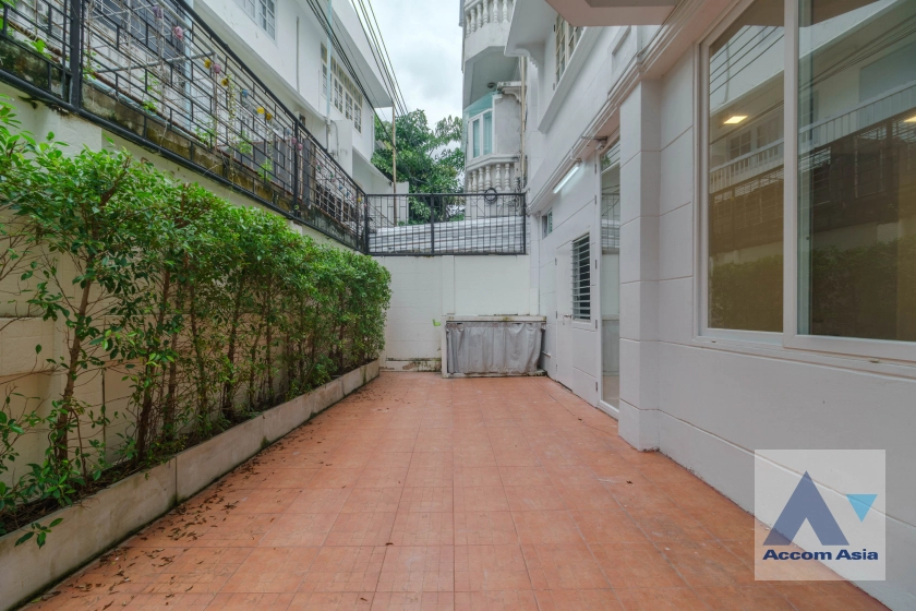 11  4 br Townhouse for rent and sale in Sukhumvit ,Bangkok  at House in garden compound with pool AA31712