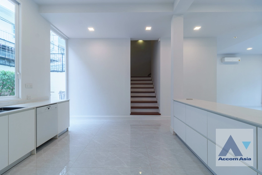 10  4 br Townhouse for rent and sale in Sukhumvit ,Bangkok  at House in garden compound with pool AA31712