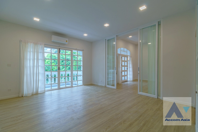 14  4 br Townhouse for rent and sale in Sukhumvit ,Bangkok  at House in garden compound with pool AA31712