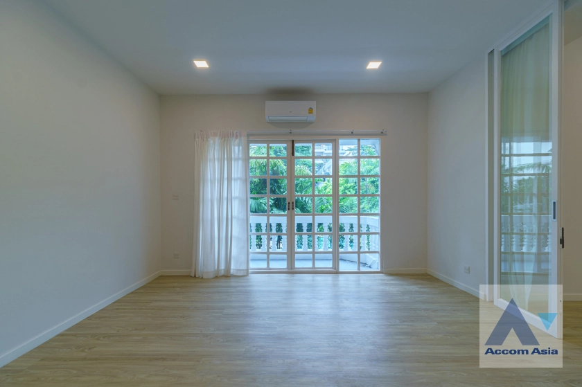 15  4 br Townhouse for rent and sale in Sukhumvit ,Bangkok  at House in garden compound with pool AA31712