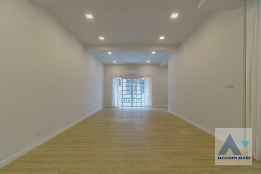 20  4 br Townhouse for rent and sale in Sukhumvit ,Bangkok  at House in garden compound with pool AA31712