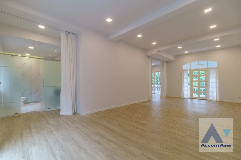 21  4 br Townhouse for rent and sale in Sukhumvit ,Bangkok  at House in garden compound with pool AA31712