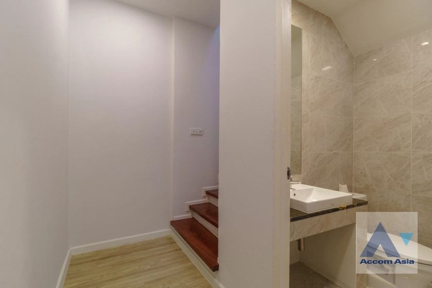 24  4 br Townhouse for rent and sale in Sukhumvit ,Bangkok  at House in garden compound with pool AA31712