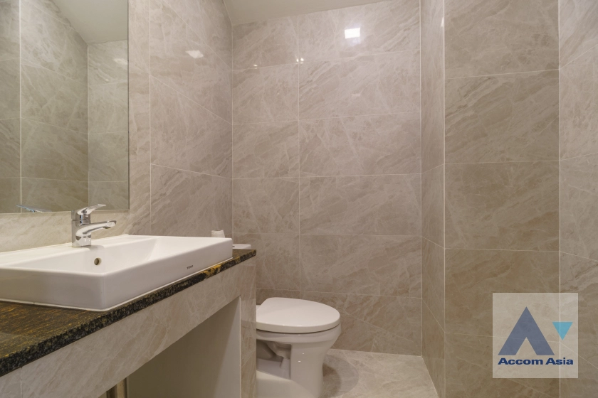 25  4 br Townhouse for rent and sale in Sukhumvit ,Bangkok  at House in garden compound with pool AA31712