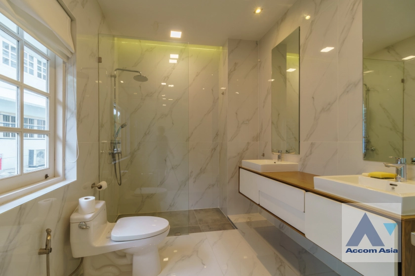 22  4 br Townhouse for rent and sale in Sukhumvit ,Bangkok  at House in garden compound with pool AA31712