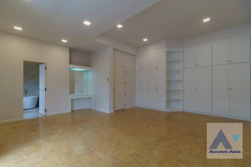 28  4 br Townhouse for rent and sale in Sukhumvit ,Bangkok  at House in garden compound with pool AA31712