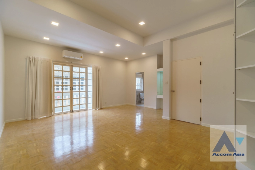 27  4 br Townhouse for rent and sale in Sukhumvit ,Bangkok  at House in garden compound with pool AA31712