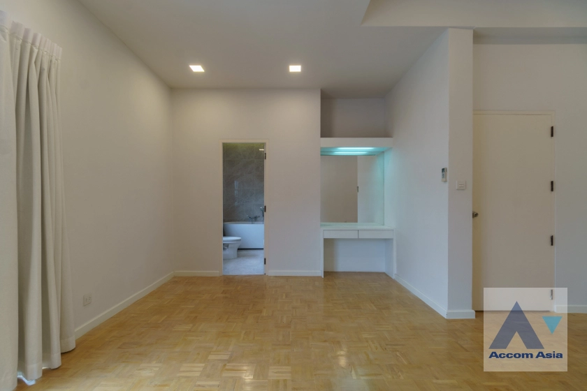 29  4 br Townhouse for rent and sale in Sukhumvit ,Bangkok  at House in garden compound with pool AA31712