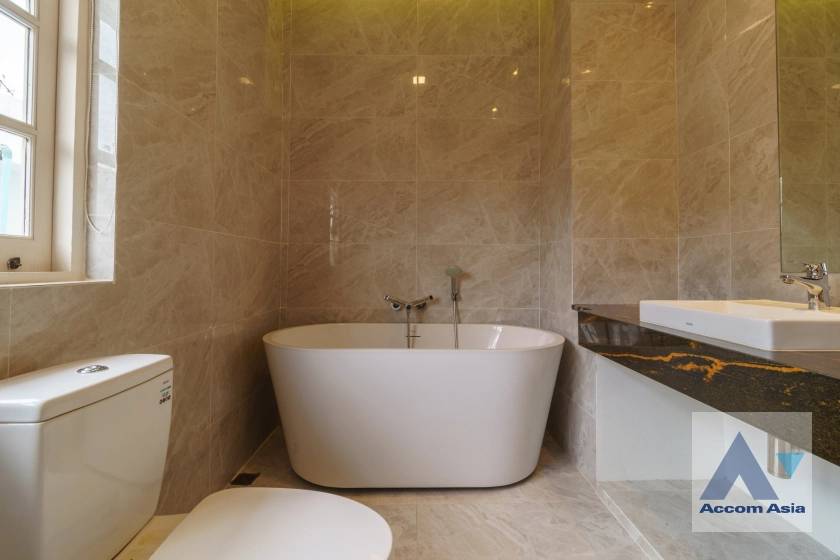 30  4 br Townhouse for rent and sale in Sukhumvit ,Bangkok  at House in garden compound with pool AA31712