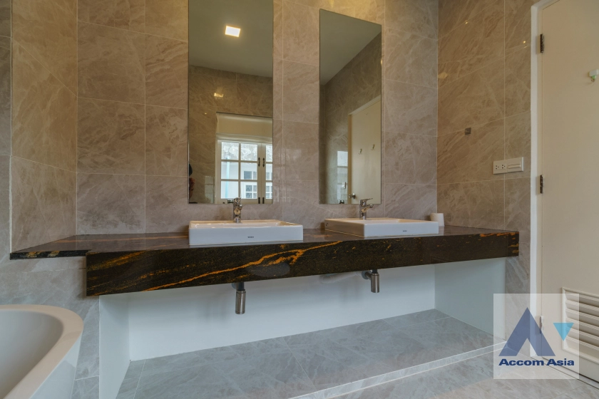 31  4 br Townhouse for rent and sale in Sukhumvit ,Bangkok  at House in garden compound with pool AA31712