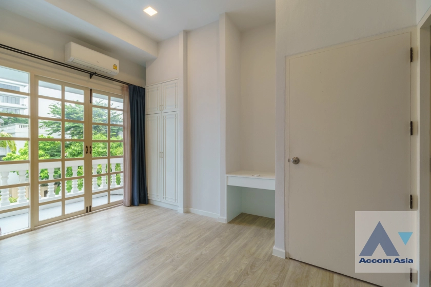 32  4 br Townhouse for rent and sale in Sukhumvit ,Bangkok  at House in garden compound with pool AA31712