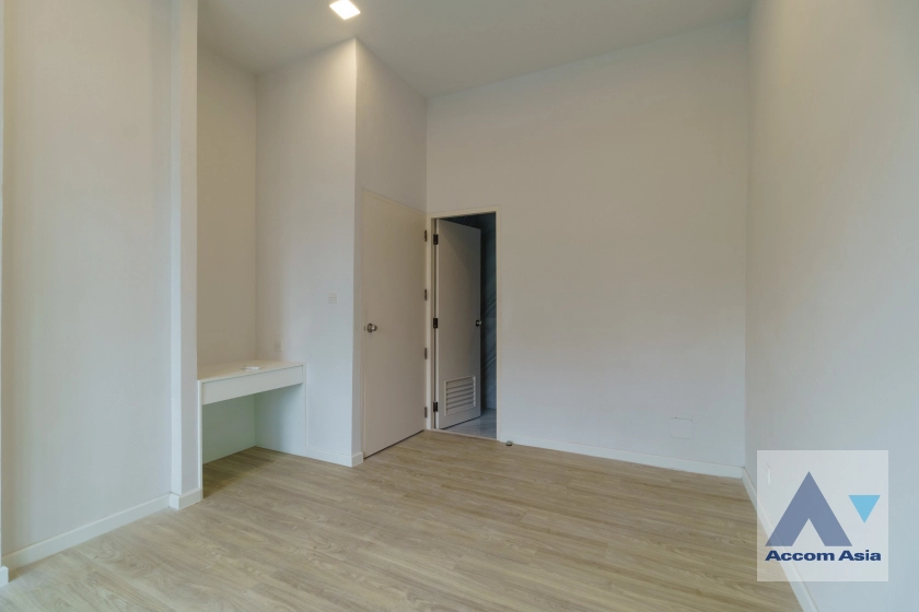 35  4 br Townhouse for rent and sale in Sukhumvit ,Bangkok  at House in garden compound with pool AA31712